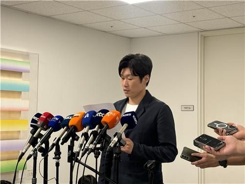 브리핑하는 박지성 공동위원장