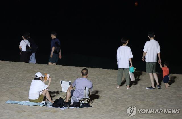 해운대해수욕장 찾은 시민들