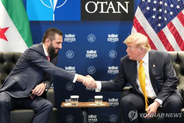 도널드 트럼프 미국 대통령과 아메드 알샤라 시리아 임시 대통령 [AP=연합뉴스 자료사진. 재판매 및 DB 금지]