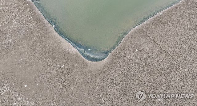 바닥 드러낸 저수지…밀양 무안면