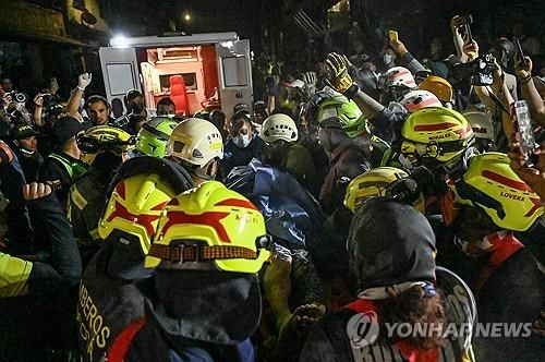 콜롬비아 페레이라에서 생존자 구조 후 환호하는 구조대