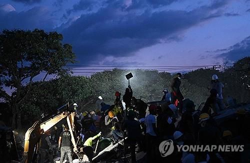 콜롬비아 칼리의 지진피해지역 야간 구조작업