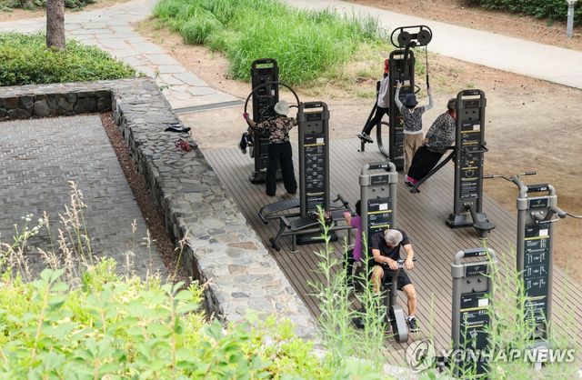 경의선숲길공원에서 운동하는 시민