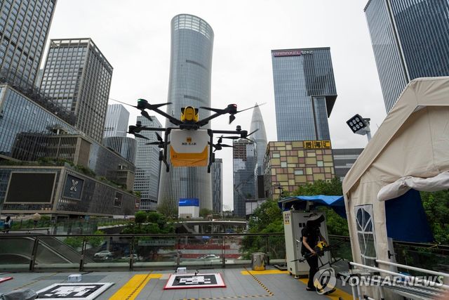 2025년 9월 중국 광동성 선전시에서 택배 배달을 시연하는 드론