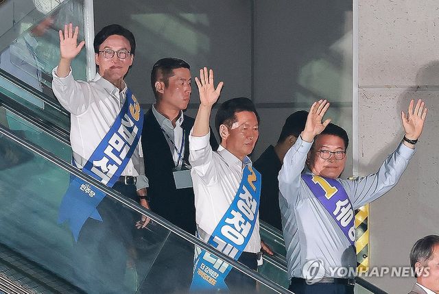서울 합동연설회 입장하는 민주당 당권주자 3인