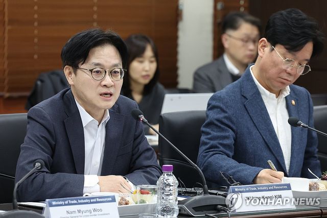 김정관 산업통상부 장관(왼쪽)과 김영훈 고용노동부 장관 