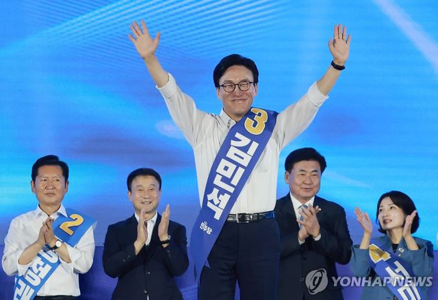 인사하는 김민석 당대표 후보