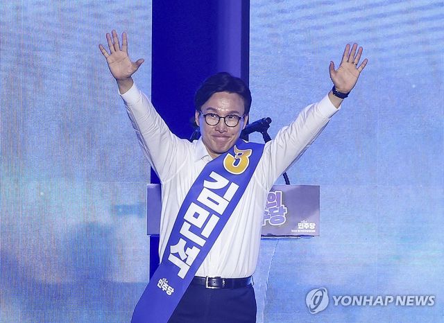 당원들에게 인사하는 김민석 후보