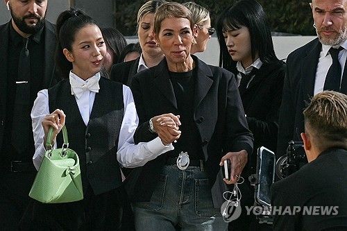명품 브랜드 디오르의 홍보 책임자 마틸드 파비에르(가운데)와 블랙핑크 지수
