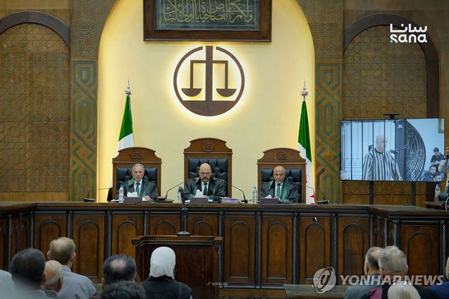 18일(현지시간) 시리아 다마스쿠스 제4형사법원에서 와심 알아사드에 대한 판결을 선고하고 있다.[SANA/AFP=연합뉴스. 재판매 및 DB 금지]
