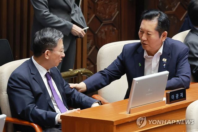 대화 나누는 민주당 정청래 의원과 정성호 법무장관