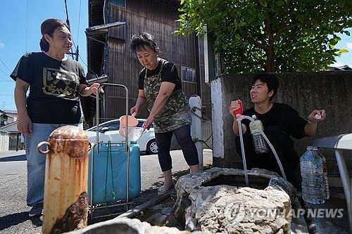 물 받아 가는 구마모토현 야쓰시로 주민들