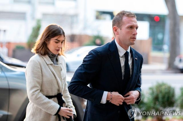 맥스 밀러 미 연방 하원의원(오른쪽)과 그의 이혼한 전 부인 에밀리 모레노