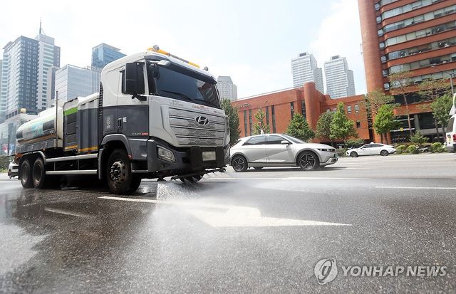 지속되는 폭염…도로 샤워로 도시 체온 다운