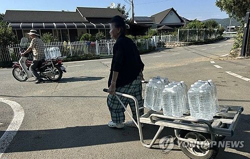 폭염 속 단수…생수 받아가는 주민들