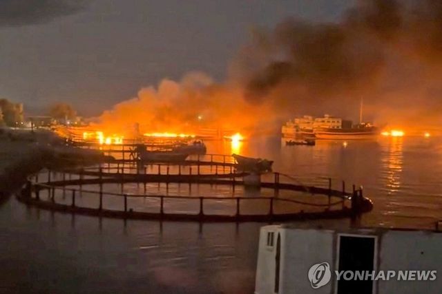 연기 피어오르는 호르무즈 해협 인근 항구