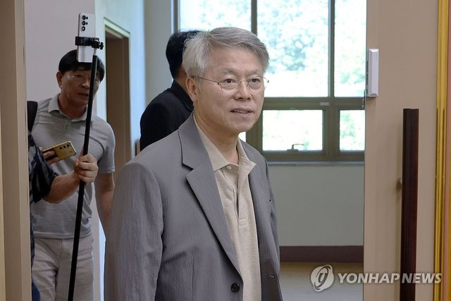 회의장 향하는 민형배 시장