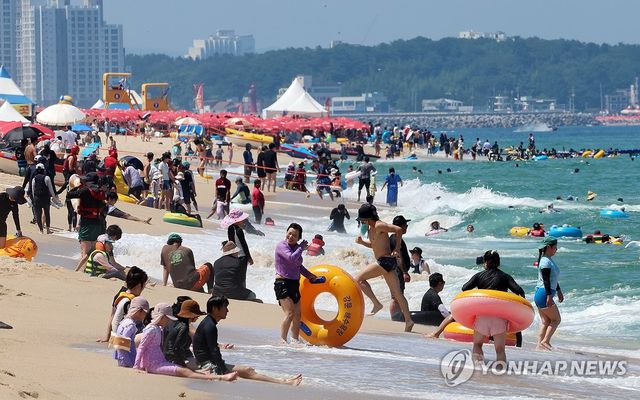 경포해수욕장 피서 인파로 북적