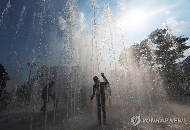 양산 42.5도…뜨거운 태양 아래