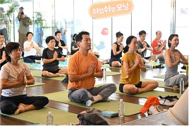 '쉬엄쉬엄 모닝' 힐링 요가 수업에 참여한 오세훈 서울시장