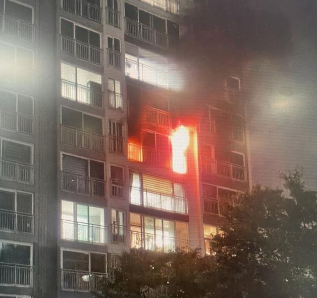 불길 뿜어져 나오는 아파트