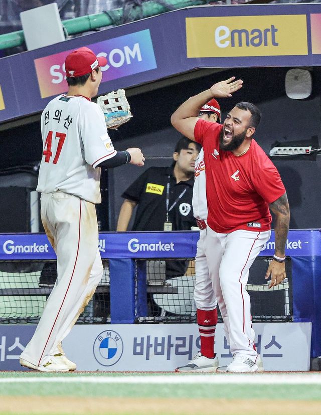 7월 30일 두산 베어스전에서 7회초 무사 만루 위기를 넘긴 이후 하이파이브하는 아빌라