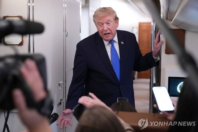 기자들과 대화하는 도널드 트럼프 미국 대통령