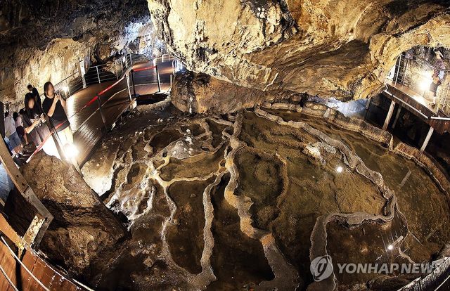 광천선굴에서 더위 피하는 피서객