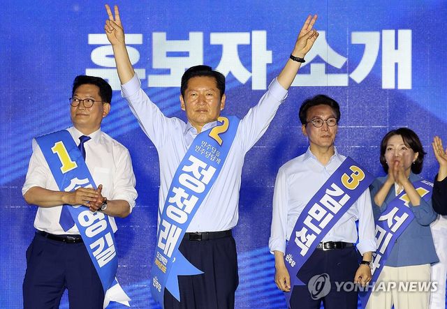 부산 당원들 향해 인사하는 정청래 후보