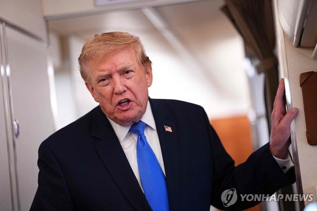 기자들과 대화하는 도널드 트럼프 미국 대통령
