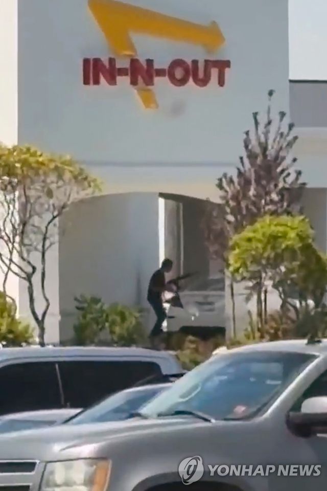 한 목격자가 촬영한 미국 아이다호주 인앤아웃 매장 총격 사건 현장