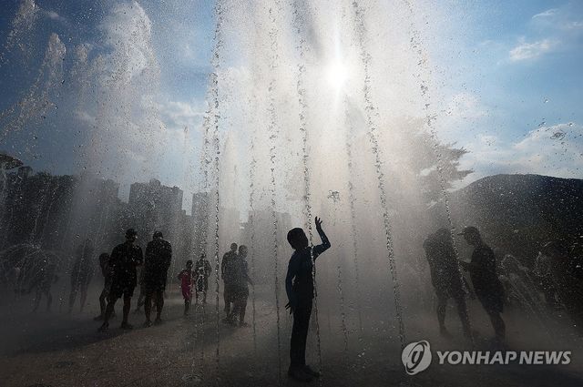 양산 42.5도…뜨거운 태양 아래