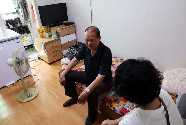 전주의 한 빌라에서 생활지원사와 대화하는 이석종 씨