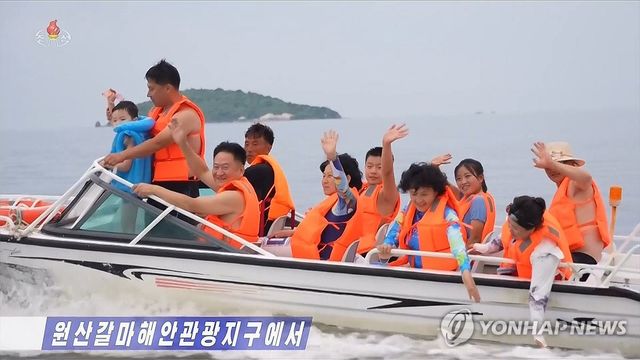 북한 '원산갈마해안관광지구' 피서객들로 북적