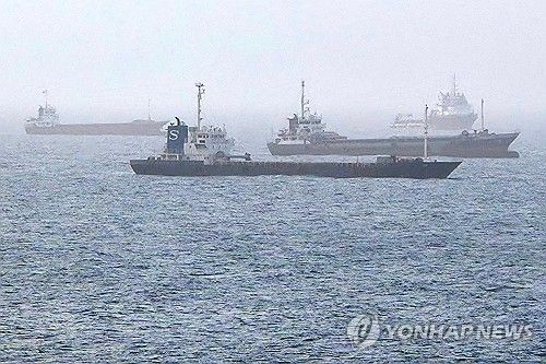 호르무즈 해협의 상선들 