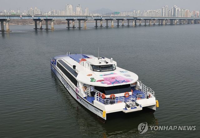 한강 운항하는 한강버스