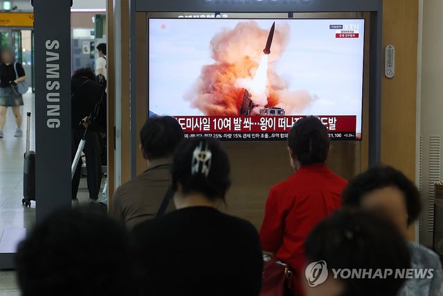 서울역에 나오는 북한 탄도미사일 도발 뉴스