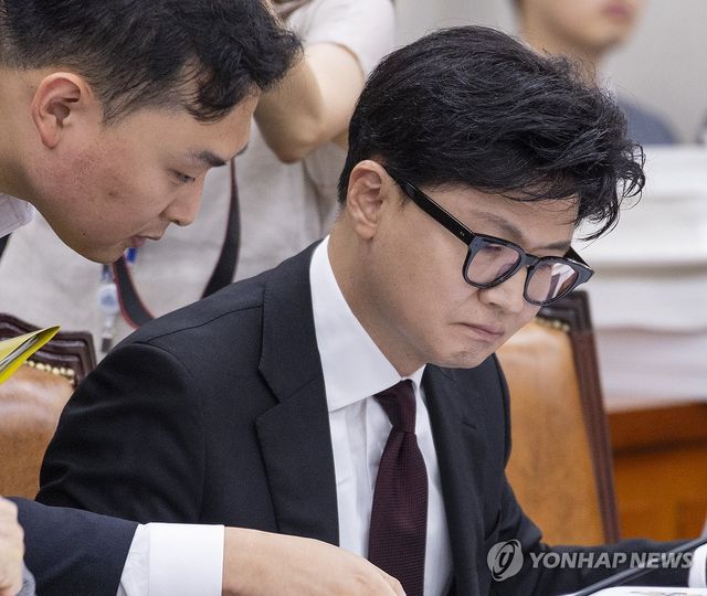 자료 살피는 한동훈 의원