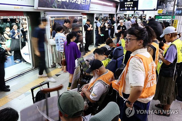서울역서 시위하는 전장연