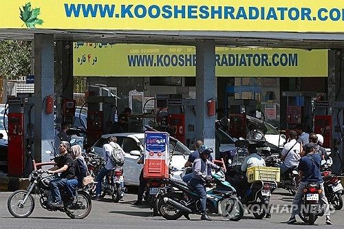 미국의 '경제적 왕따 작전' 발표 이후 이란 테헤란의 한 주유소에서 운전자들이 주유를 위해 줄을 서 있다. [AFP 연합뉴스. 재판매 및 DB 금지]