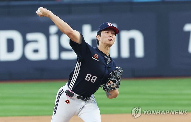 역투하는 두산 선발투수 최민석