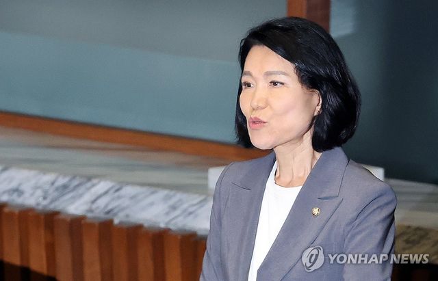 무기명 투표에 앞서 퇴장하는 이진숙 의원