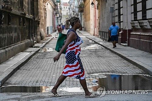 미국 국기가 새겨진 옷을 입은 쿠바 여성 