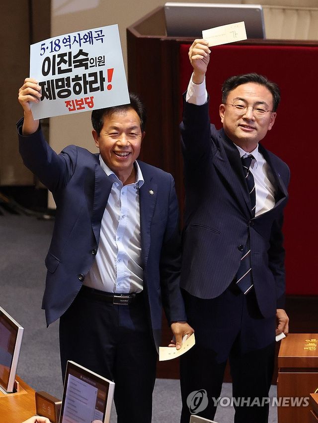 투표용지와 피켓 든 신장식·윤종오