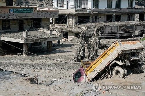 네팔 홍수로 파손된 주택과 차량