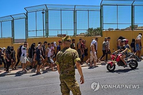 2일 스페인 군인 통제 아래 스페인-모로코 국경으로 이동하는 이민자들