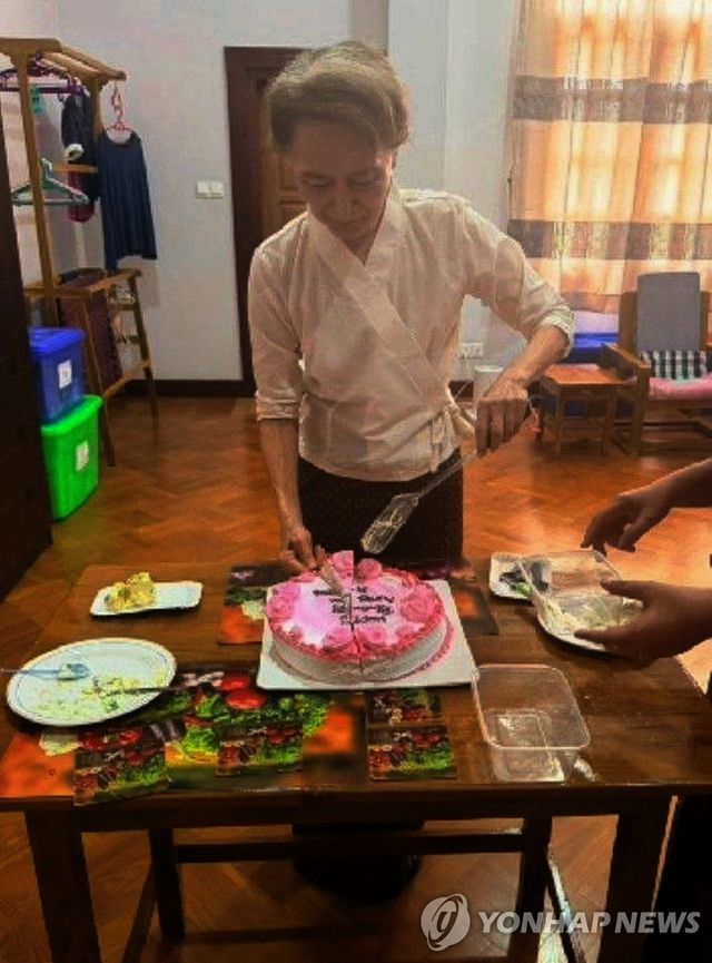 미얀마 수치 고문, 적십자사 면담…"생존사실 확인"