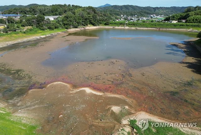 바닥 드러낸 울산 저수지