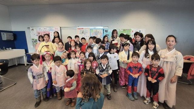 지난 2월 설날 한복을 차려입은 비스바덴 한글학교 학생들 