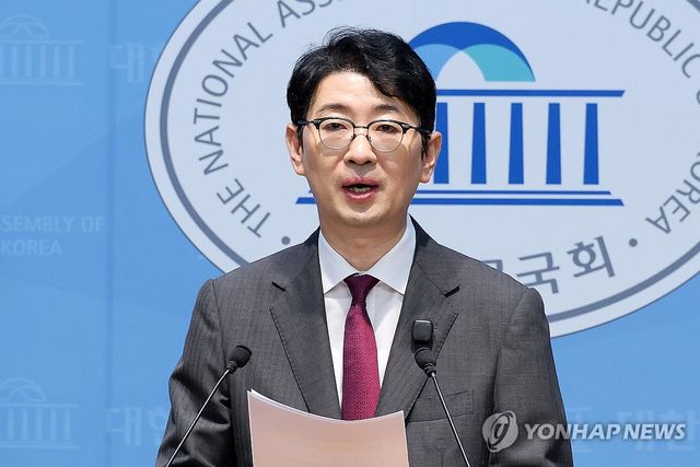 22대 총선 관련 고발 기자회견 하는 주진우 의원